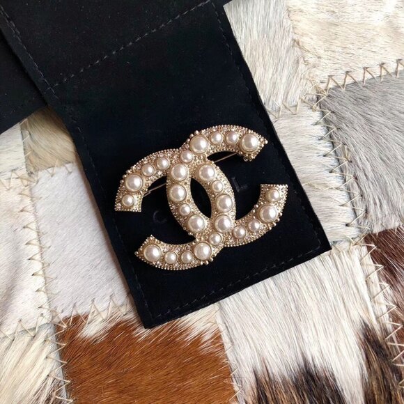 Authentic Chanel pearl brooch - Picture 2 of 6
